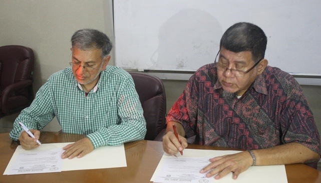 Zeinoul Abesien Cajee (Awqaf SA) dan Mustafa Edwin Nasution (BWI) sedang menandatangani MoU, Rabu (4/6/2014), di Kantor BWI.