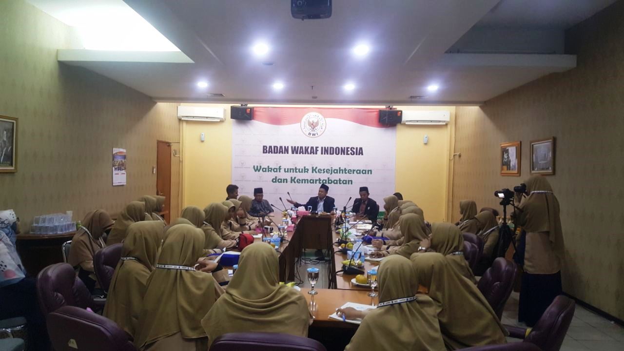 Mahasiswa Universitas Darussalam Putri cabang Ngawi, melakukan kunjungan ke Badan Wakaf Indonesia (BWI), Senin, 02/09/2019.