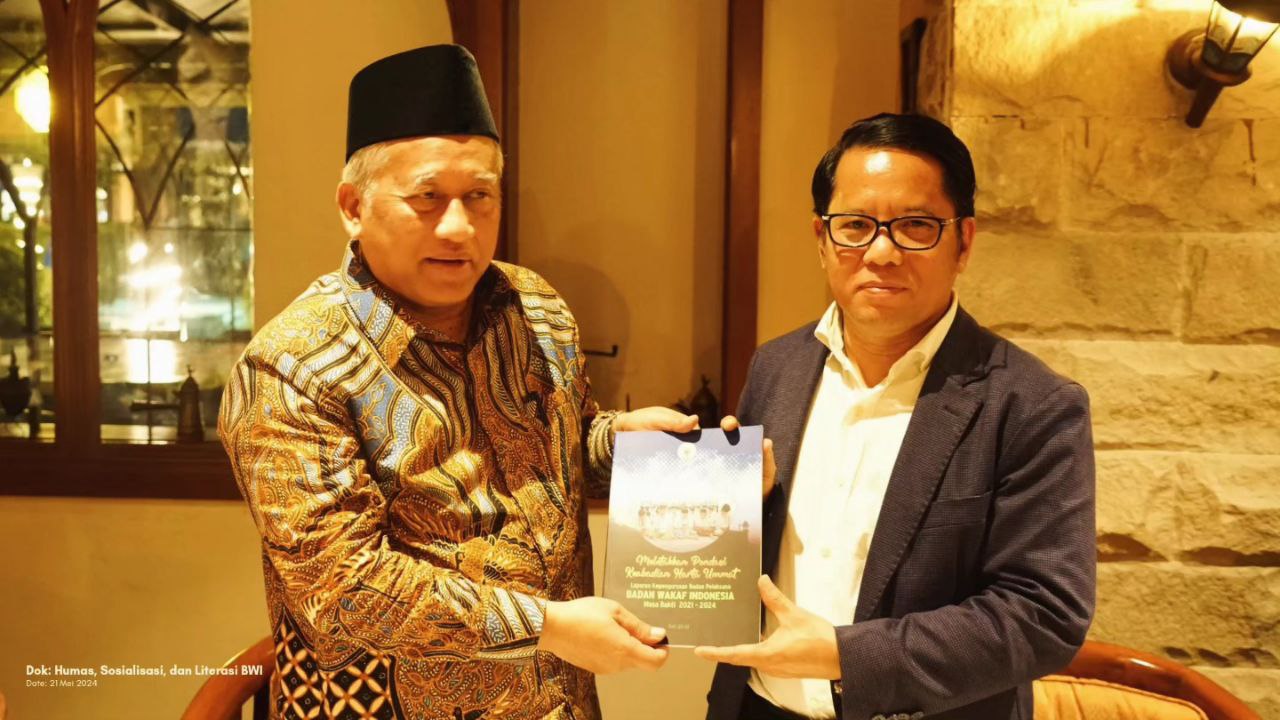 Prof. Nuh menyerahkan laporan BWI periode 2021-2024 - Pisah Sambut Pengurus BWI - Menuju Sinergi dan Keberlanjutan Pengelolaan Wakaf