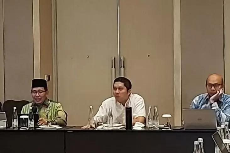 Prof Waryono Abdul Ghafur, Direktur Pemberdayaan Zakat dan Wakaf Kemenag (kiri) Sutan Emir Hidayat, Komite Nasional Ekonomi dan Keuangan Syariah-KNEKS (tengah), Urip Budiarto, Moderator–KNEKS (kanan). Foto:Kemenag