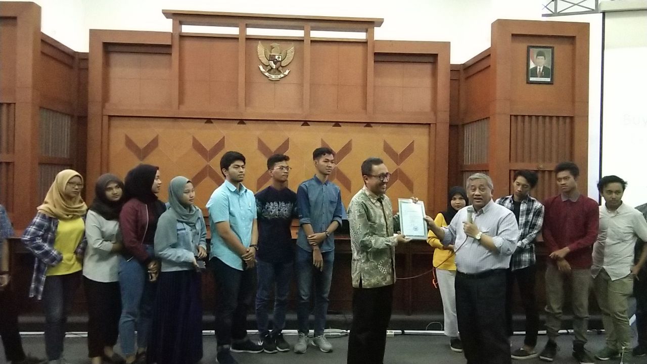 Prof. Dr. Mohammad nuh, DEA memberikan Surat Tanda Bukti Pendaftaran Nazhir Wakaf Uang untuk Yayasan Manarul Ilmi ITS