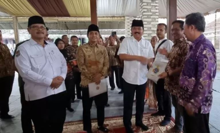 Menteri ATR/BPN Serahkan Belasan Sertifikat  Tanah Wakaf di Surabaya