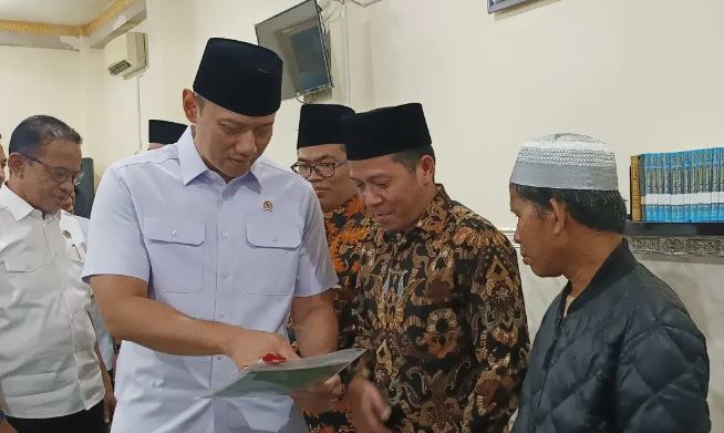 Menteri ATR/BPN Serahkan Sertifikat Tanah Wakaf untuk Rumah Ibadah di Jaksel